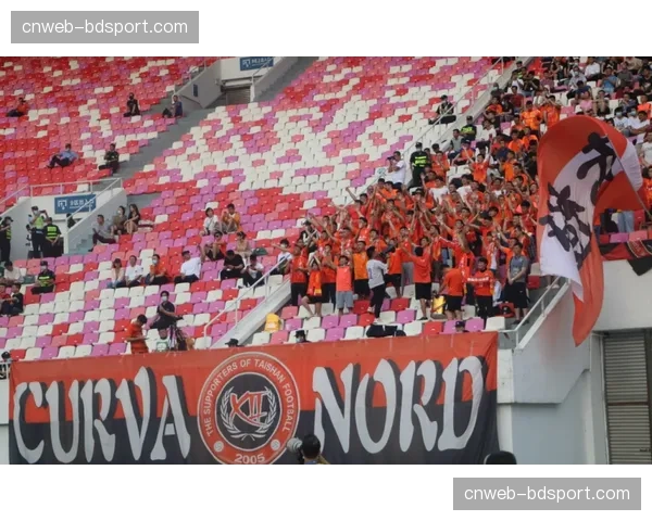 “现场通讯：火爆齐鲁德比，两队球迷营造热烈主场氛围”