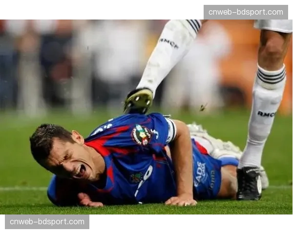 雨中激战，斯坦福桥球场顶棚部分漏水，比赛一度短暂中断