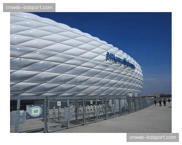 特写:萨卡突破造点瞬间,安联球场客队看台陷入沸腾