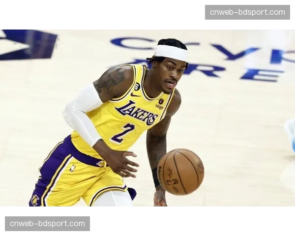 消息：湖人队范德比尔特恢复轻量防守滑步训练，归期未定